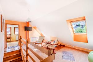 ein Wohnzimmer mit einem Schreibtisch und einem Fenster in der Unterkunft Apartment & Rooms Bruna Vučič in Bovec