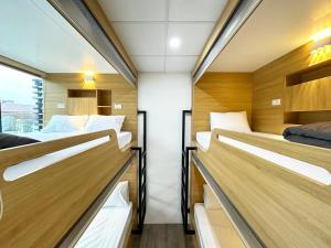 Voodi või voodid majutusasutuse Hanoi Capsule Station Hostel toas