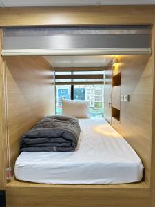 Voodi või voodid majutusasutuse Hanoi Capsule Station Hostel toas