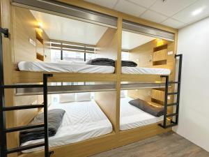 Voodi või voodid majutusasutuse Hanoi Capsule Station Hostel toas