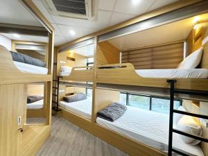 Voodi või voodid majutusasutuse Hanoi Capsule Station Hostel toas
