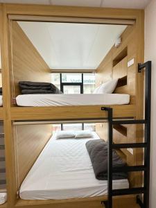 Voodi või voodid majutusasutuse Hanoi Capsule Station Hostel toas