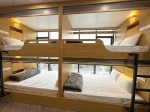 Voodi või voodid majutusasutuse Hanoi Capsule Station Hostel toas