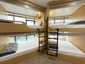 Postel nebo postele na pokoji v ubytování Hanoi Capsule Station Hostel
