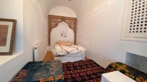 سرير أو أسرّة في غرفة في Dar Essarouel B&B