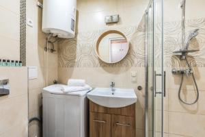 W łazience znajduje się umywalka i prysznic. w obiekcie Apartament Regionalny Centrum w Zakopanem