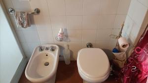 een kleine badkamer met een toilet en een bidet bij B&B Il Loto in Vailate