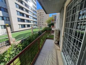 einen Balkon eines Gebäudes mit Tennisplatz in der Unterkunft Departamento en la Ciudad de Mendoza Frente al Parque Central con Terraza y Vistas in Mendoza + 83 Fotos