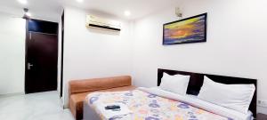 een slaapkamer met een bed in een kamer bij Jerry Residency - foregner Friendly Luxury Rooms in New Delhi