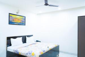 een slaapkamer met een bed en een plafondventilator bij Jerry Residency - foregner Friendly Luxury Rooms in New Delhi