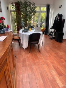 Ruang duduk di All Room Paris Ouest Colombes