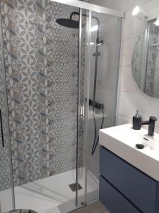 W łazience znajduje się prysznic i umywalka. w obiekcie Apartamento en el Portil w mieście El Portil