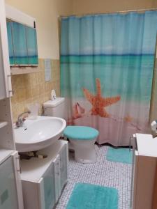 a bathroom with a starfish shower curtain and a sink at Wellcome in Evita House in Dassel