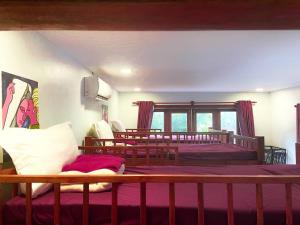 貢布的住宿－竹製簡易別墅度假村，一间带两张床的卧室和一个阳台