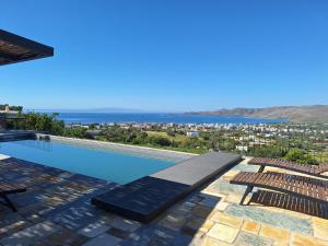 Villa con piscina y vistas en Montofoli Wine Estate, en Caristo