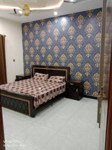 een slaapkamer met een bed en een blauwe muur bij Shah jee guest house in Jhelum