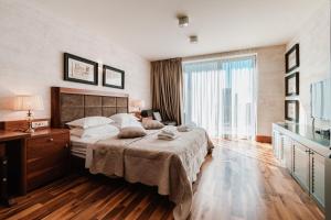 スプリトにあるPenthouse Vinciの大きなベッドと大きな窓のある寝室 +28枚の写真