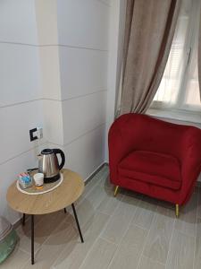 Sala de estar con sofá rojo y mesa de centro en La Siesta, en La Spezia