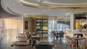 Un restaurant u otro lugar para comer en Paramount Midtown Hotel, Burj Khalifa Views