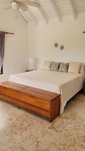 Río Mar Cumayasa في لا رومانا: غرفة نوم بسرير كبير مع اطار خشبي