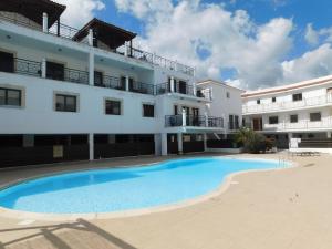 einem großen Pool vor einem Gebäude in der Unterkunft Paramount Gardens Resorts C202 in Larnaka
