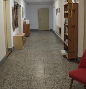 a hallway of a room with a floor of tile at Zimmer im Ferienpark Buntspecht in Pruchten