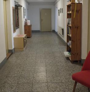 a hallway of a room with a floor of tile at Zimmer im Ferienpark Buntspecht in Pruchten +4 photos
