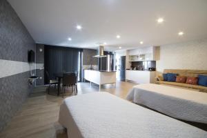 Habitación de hotel con 2 camas y cocina en Los Barqueros 34 by Best Holidays Fuerteventura, en Corralejo