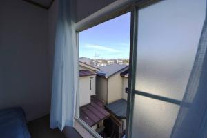 Balkón nebo terasa v ubytování Karwan House