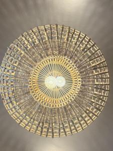 een grote glazen plafondlamp die aan het plafond hangt bij OIA UNIQUE HOMES by K&K in Oia