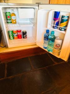 un frigorifero aperto pieno di bevande e acqua di Khandizwe Kruger Villa a Malelane