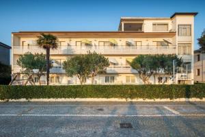 un parking vide devant un bâtiment dans l'établissement Cozy studio apartment with sea view - Beahost, à Lignano Sabbiadoro