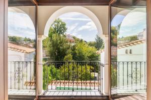 - Balcón con puerta abierta y vistas en Casa Sierraverde Fuenteheridos by MSHOLIDAYS, en Fuenteheridos