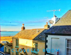 a view of the roofs of houses and the beach at Wayfarer Inn in Instow