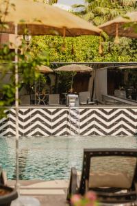 Blick auf einen Pool mit einem Tisch und einem Sonnenschirm in der Unterkunft Ella Suites Hotel in Antalya