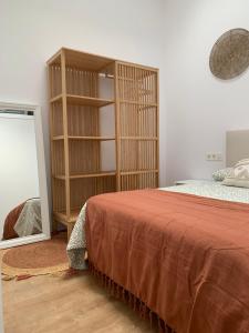 1 dormitorio con cama y estante para libros en Casa A praciña, Playa de Soesto en Laxe