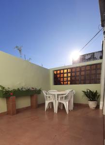 un patio con mesa y sillas en un edificio en Apart Decorama en 