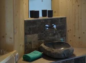La salle de bains est pourvue d'un lavabo en pierre sur un comptoir. dans l'établissement Tolles Ferienhaus in Dietringen mit Schönem Balkon und Neben dem Strand, à Rieden