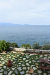 un parc avec un banc et une vue sur l'océan dans l'établissement Goddesses Villa 1 in Nies, à Soúrpi