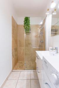 een badkamer met een douche en een plant. bij Le Gabin By ApiRent #Centre-ville #Climatisation #Wifi in Cannes