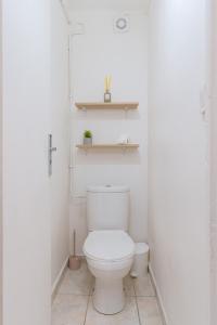 een witte badkamer met een toilet en een plank bij Le Gabin By ApiRent #Centre-ville #Climatisation #Wifi in Cannes