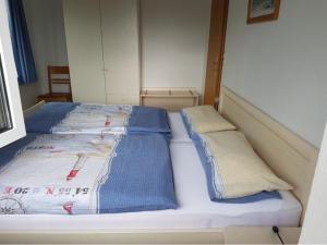 - une chambre avec 2 lits dotés d'oreillers bleus dans l'établissement Gepflegte Ferienwohnung Rugenbarg, à Heiligenhafen