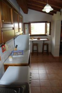 eine Küche mit einem Kühlschrank und einem Tisch darin in der Unterkunft Ferienhaus in Cecina mit Großem Garten in Cecina