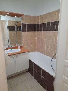 Ένα μπάνιο στο Appartement T2 climatisé avec terrasse
