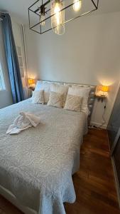 um quarto com uma cama com um roupão em Appartement cosy, Bois de Vincennes-porte de Paris em Saint-Mandé
