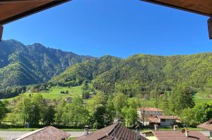 - Vistas a la montaña desde una localidad en Schönes Appartement in Tiarno Di Sotto mit Garten, en Tiarno di Sotto