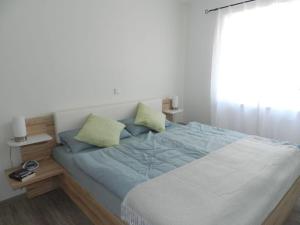 Postel nebo postele na pokoji v ubytování Ferienhaus in Burhave mit Kleinem Garten
