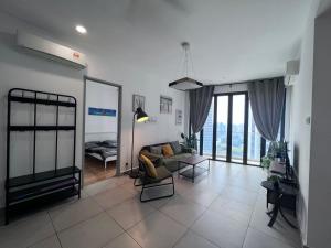 un soggiorno con un divano e un tavolo di KLGateway Premium Residence Mid Valley a Kuala Lumpur Altre 52 foto
