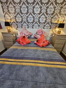 Una cama con tres almohadas encima. en Apartamento Torre San Sebastian Bajo, en Benidorm