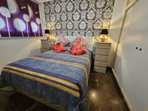 1 dormitorio con 1 cama con 2 almohadas rojas en Apartamento Torre San Sebastian Bajo, en Benidorm